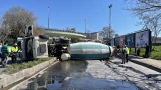 Kartal’da virajı alamayan beton mikseri yola devrildi