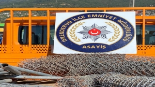 Hatay’da otoyol kenarındaki telleri ve demir boruları çalan 2 zanlı yakalandı