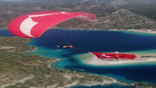 Ölüdeniz’de paraşüt pilotları gökyüzünde bayrak açtı