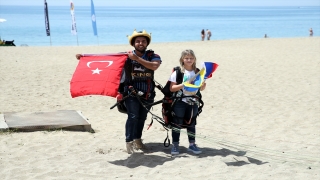 Alanya’da Rus ve Ukraynalı çocuklar gökyüzünde barış mesajı verdi