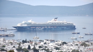 Bodrum’a gelen Malta bayraklı kruvaziyerden inen turistler, çarşıdaki hareketliliği artırdı 