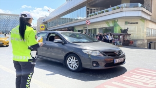 Taksim Meydanı’nda yaya ve sürücülere ”güvenli trafik” bilgilendirmesi yapıldı