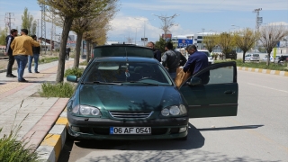 Van’da düzensiz göçmen taşıyan minibüs ”dur” ihtarına uymayarak polisi yaraladı