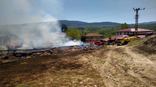 Kastamonu’da çıkan yangında 2 ev ve bir samanlık kullanılamaz hale geldi