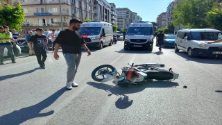 Manisa’da motosikletin karıştığı trafik kazasında 3 kişi yaralandı