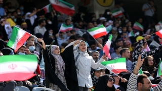 İran’da sosyal medyada yayılan ”Selam Komutan” marşı Tahran Azadi Stadı’nda koroyla söylendi