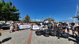 İzmir’de kıyı ve deniz temizliğinde 40 dakikada 400 kilogram atık toplandı