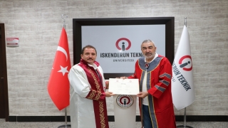 İSTE’den mezun olan teknik direktör Samet Aybaba, diplomasını aldı