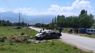 Afyonkarahisar’da iki otomobil çarpıştı, bir kişi öldü, bir kişi ağır yaralandı