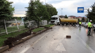 Erzurum’da yağış nedeniyle kaldırıma çarpan kamyonun sürücüsü yaralandı