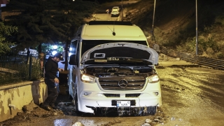 Başkentteki sağanakta hareket halindeki otomobiller sürüklendi