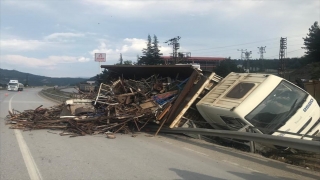 Karabük’te freni arızalanan kamyon refüje devrildi