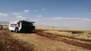 Mardin’de buğday tarlasında çıkan yangını söndürmeye TOMA da destek oldu