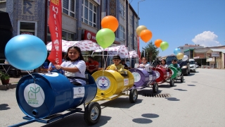 Sivas’ta öğrenciler çöp varillerinden ”gezici kütüphane” oluşturdu