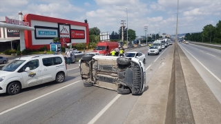 Kocaeli’de devrilen otomobil D100 kara yolunda ulaşımı aksattı