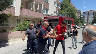 Kocaeli’de çatıdan apartman boşluğuna düşen genç yaralandı