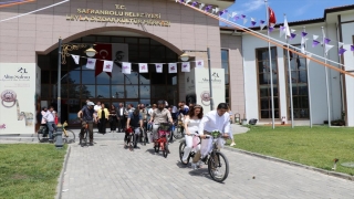 Karabük’te evlenen çift, tutkunu oldukları bisikleti gelin aracı yaptı