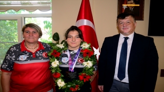 Dünya ikincisi halterci Burcu İldem Gerçekden, memleketi Aydın’da sevinçle karşılandı