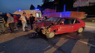 Sakarya’da ciple otomobilin çarpıştığı kazada 3 kişi yaralandı