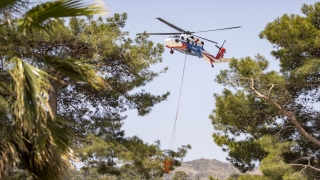 Marmaris’teki orman yangınına jandarma 12 helikopterle hava gücü desteği veriyor