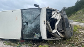 Kastamonu’da işçi servisinin devrilmesi sonucu çok sayıda kişi yaralandı