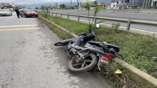 Düzce’de otomobil ile çarpışan motosikletin sürücüsü ağır yaralandı