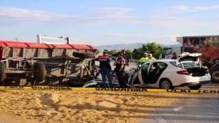 Afyonkarahisar’da römorka çarpan otomobildeki 1 kişi öldü, 5 kişi yaralandı