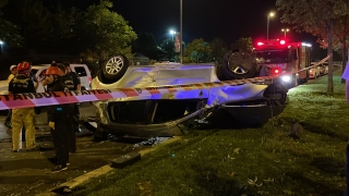 Kartal’da ağaca çarpıp takla atan otomobildeki 2 kişi yaralandı