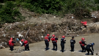 Düzce’de sele kapılan kepçe operatörünü arama çalışmaları devam ediyor