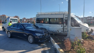 Amasya’da otomobil ile minibüs çarpıştı, 8 kişi yaralandı