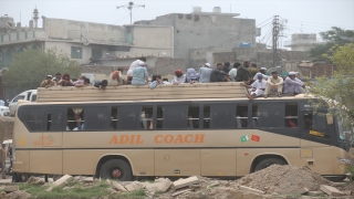 Pakistan’da Kurban Bayramı öncesi otobüs terminallerinde yoğunluk yaşanıyor