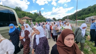 Srebrenitsa soykırımı kurbanlarının yakınları sevdiklerinin katledildikleri yerlerde dua etti