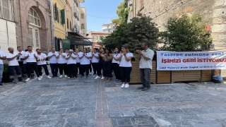 İşten çıkarılan işçiler İzmir Büyükşehir Belediyesini protesto etti