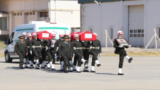 Fırat Kalkanı Harekat bölgesinde şehit olan 2 askerin naaşı memleketlerine uğurlandı