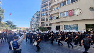 TÜRKİŞ üyeleri, Taksim’deki Cumhuriyet Anıtı’na çelenk bıraktı