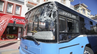 Freni boşalan özel halk otobüsü binaya çarptı