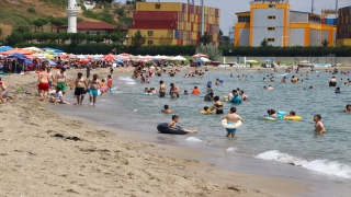 Tekirdağ’da sıcak havadan bunalanlar denizde serinlemeye çalıştı