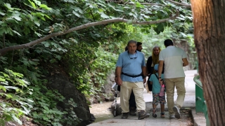 Tahran’ın yanı başındaki vadi köyü Dereke sıcaktan kaçanların sığınağı oluyor