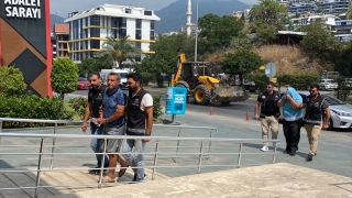 Antalya’da tefecilik yaptıkları öne sürülen baba ve oğlu tutuklandı