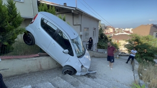 Kocaeli’de bahçe duvarına asılı kalan otomobil vinç yardımıyla kurtarıldı