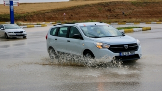 Eskişehir’de sağanak hayatı olumsuz etkiledi