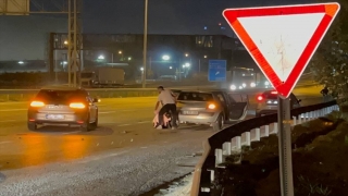 Kocaeli’de iki otomobilin çarpıştığı kazada anne ve kızı yaralandı