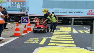 Zonguldak’ta emniyet kemerinin önemi simülasyon aracıyla anlatıldı