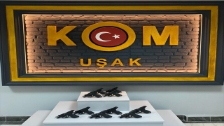 Uşak’ta otomobilde 10 tabanca ele geçirildi