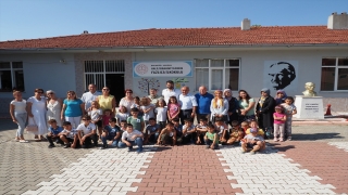 Gurbetçi hayırsever, eşeğinin heybesindeki kitaplarla kırsal mahalle çocuklarını sevindirdi