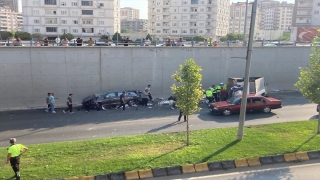 Gaziantep’te minibüs, kamyonet ve otomobilin çarpışması sonucu 3 kişi yaralandı