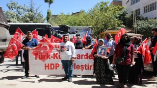 Hakkari’de çocukları dağa kaçırılan aileler HDP önündeki eylemlerini sürdürdü