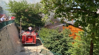 Erzincan’da tarihi ahşap evlerde çıkan yangına müdahale ediliyor