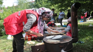 Kadın polisler ve Kızılay personeli ihtiyaç sahiplerine kışlık yiyecek hazırladı