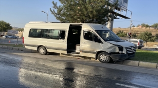 Elazığ’da minibüs ile otomobilin çarpışması sonucu 7 kişi yaralandı